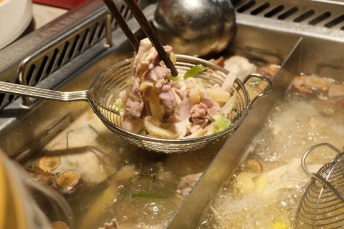 飞”入海底捞首家鲜切鸡肉工坊落户深圳pg电子游戏网站国家地理标志清远鸡“(图5)