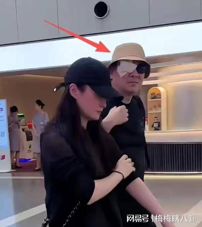 斌眼缠纱布现身医院 二十年夫妻互动反常pg电子模拟器蒋勤勤低头难掩悲伤 陈建