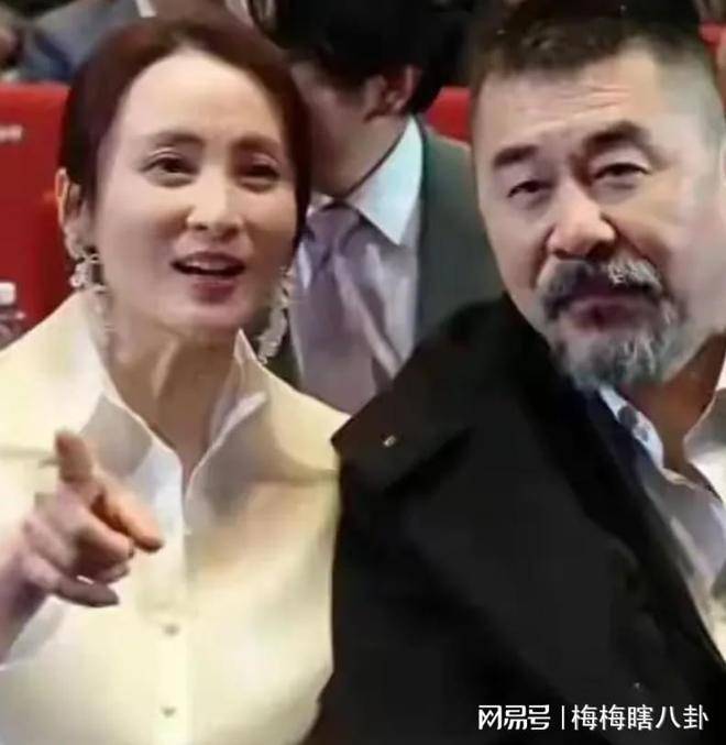 斌眼缠纱布现身医院 二十年夫妻互动反常pg电子模拟器蒋勤勤低头难掩悲伤 陈建(图2)